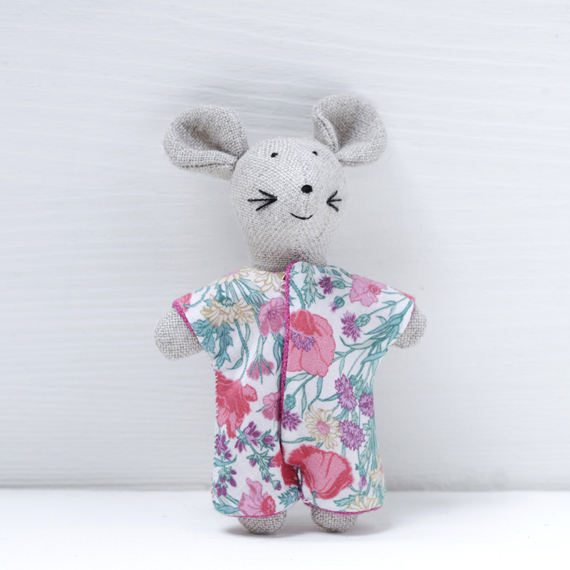 Featured image for “Mirka's tiny linen mouse”